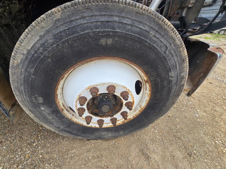 2005-freightliner-m2-106-image-82
