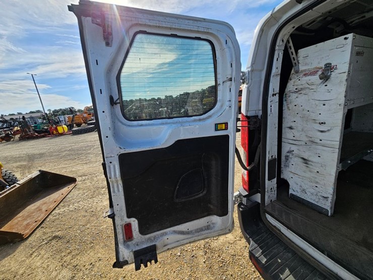 2017-ford-cargo-image-12