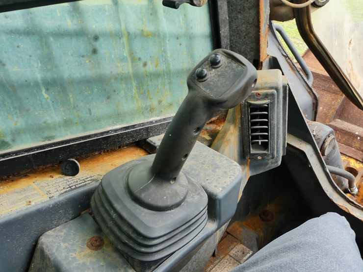 2017-deere-332g-image-13