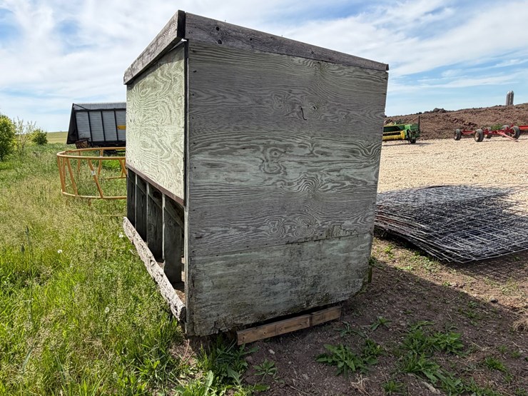 #5483-•-wooden-hay-feeder-image-2
