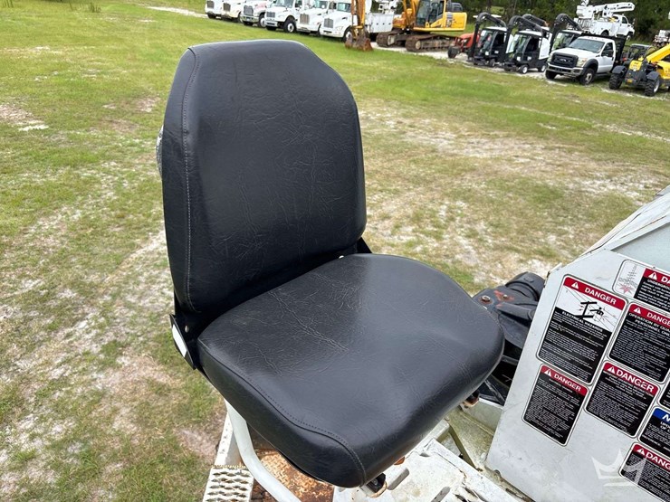 2014-freightliner-m2-106-image-32