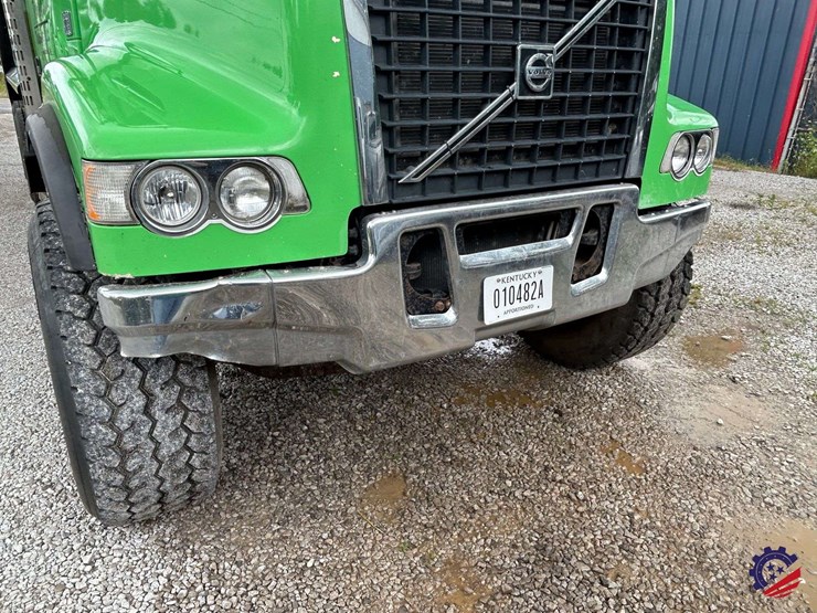 2016-volvo-truck-vhd-quad-axle-dump-truck-image-29