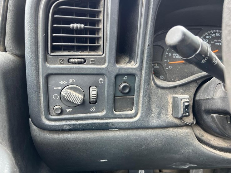 2004-chevrolet-2500-image-25