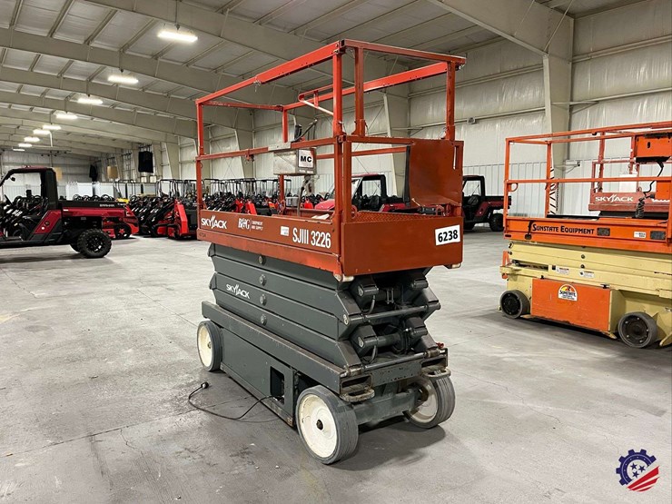 skyjack-sj111-3226-scissor-lift-image-1