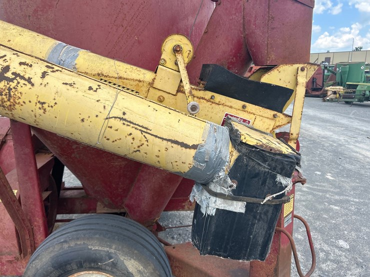 new-holland-353-image-8