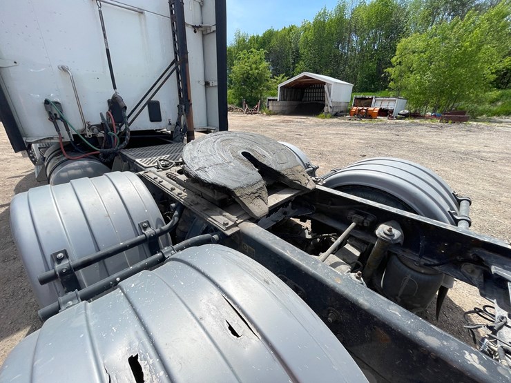 2016-kenworth-t680-image-25