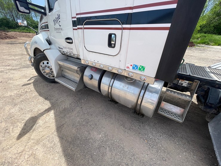 2016-kenworth-t680-image-16