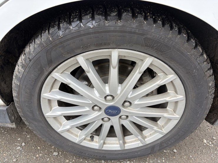 2016-ford-c-max-sel-hybrid-sedan-image-17