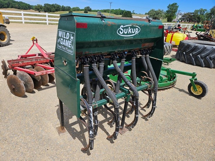 sukup-food-plot-planter-image-3