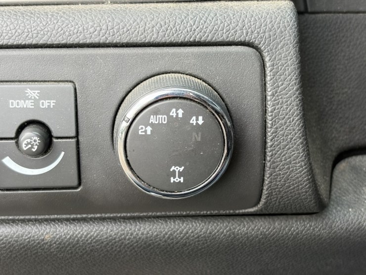 2010-chevrolet-tahoe-image-32