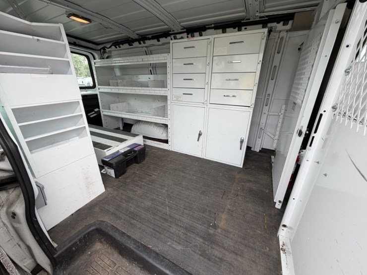 2012-chevrolet-express-cargo-van-image-27