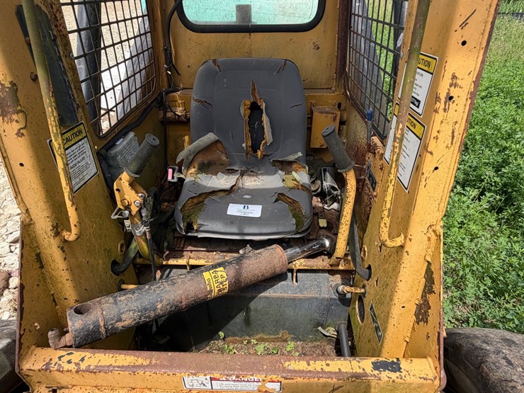 new-holland-l555-image-4