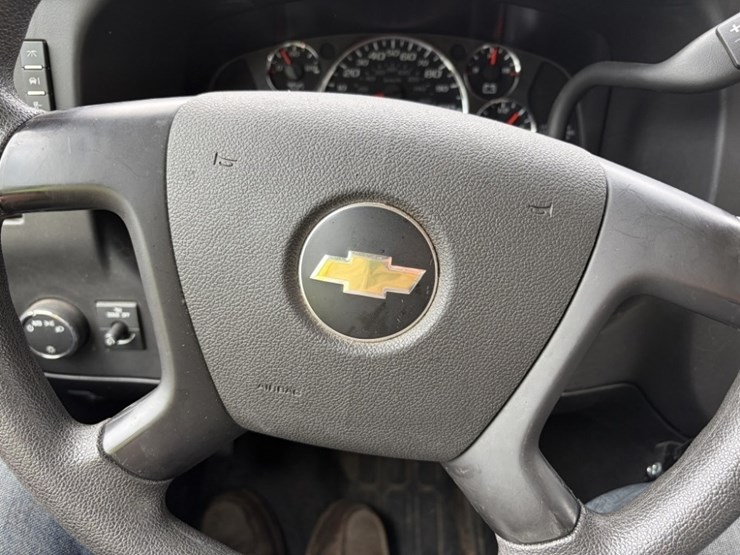 2012-chevrolet-express-cargo-van-image-33