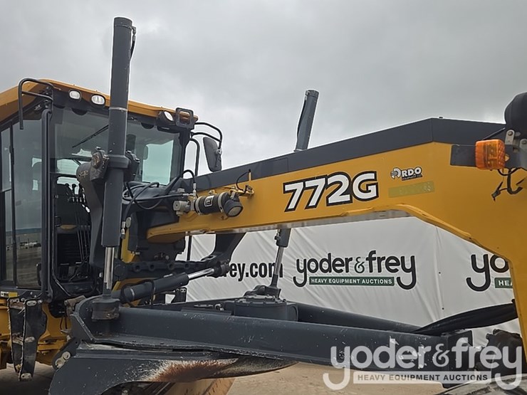 2011-deere-772g-image-22