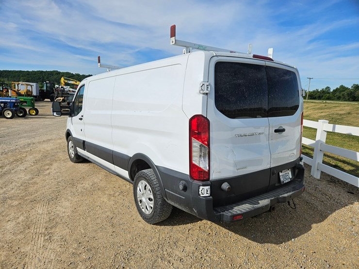 2017-ford-cargo-image-3