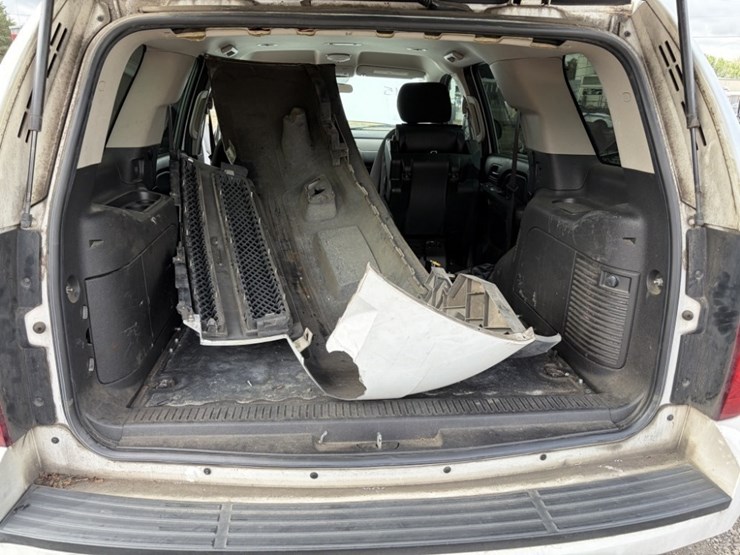 2010-chevrolet-tahoe-image-24