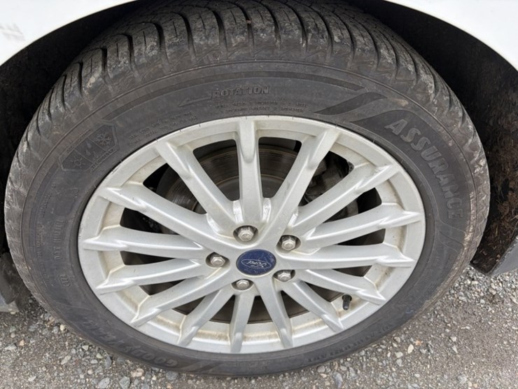 2016-ford-c-max-sel-hybrid-sedan-image-17