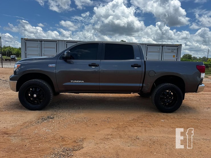 2011-toyota-tundra-image-2