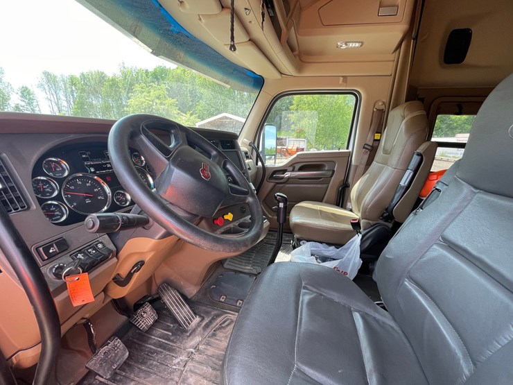 2016-kenworth-t680-image-57