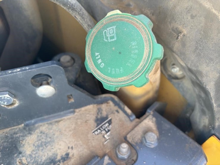 2018-deere-323e-image-31