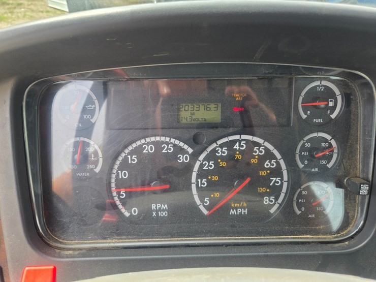 2005-freightliner-m2-106-image-61