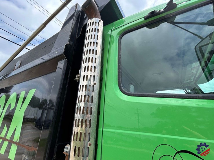 2016-volvo-vhd104b200-image-60
