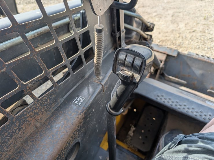 #5454-•-new-holland-160-skid-loader-image-19