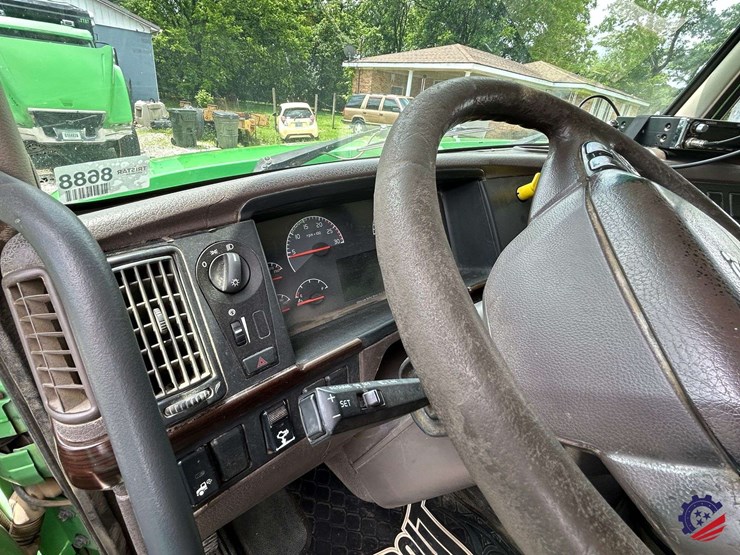 2016-volvo-vhd104b200-image-65