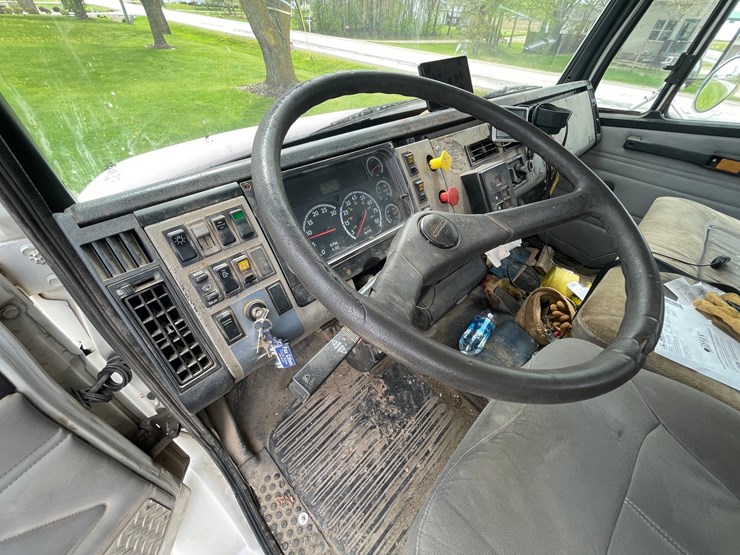 2002-freightliner-fl80-image-42