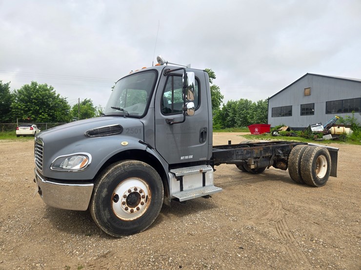 2005-freightliner-m2-106-image-5