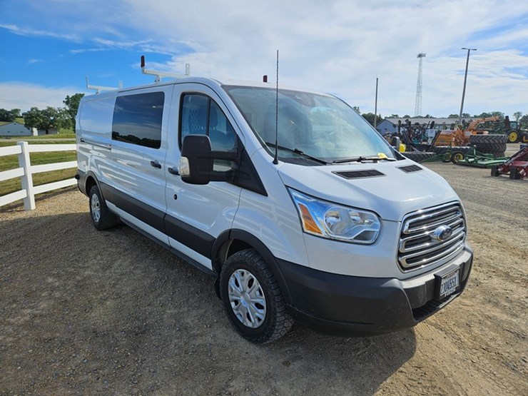 2017-ford-cargo-image-7