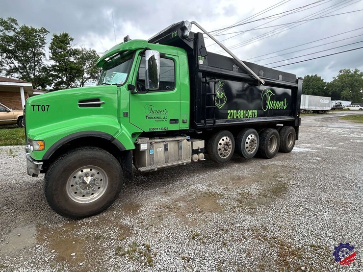 2016-volvo-truck-vhd-quad-axle-dump-truck-image-1