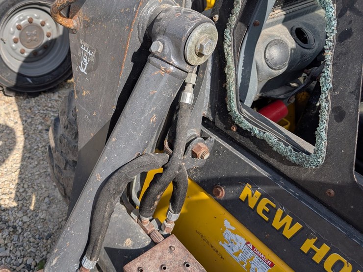 #5455-•-new-holland-218-skid-loader-image-17