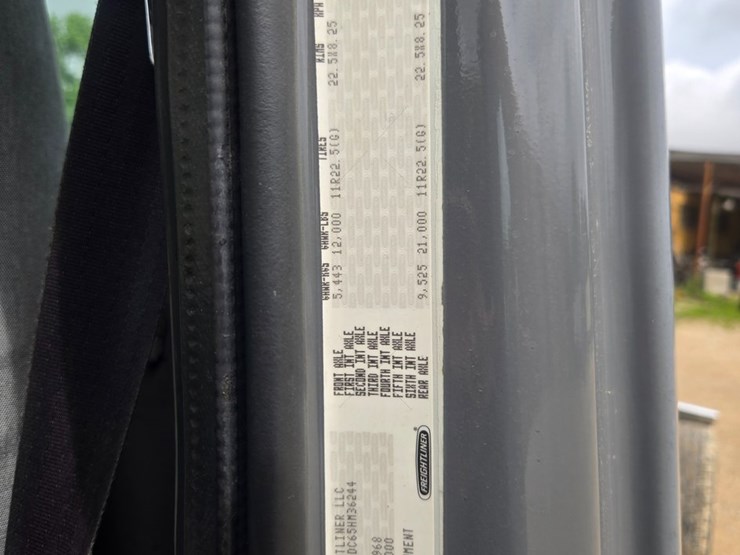 2005-freightliner-m2-106-image-50