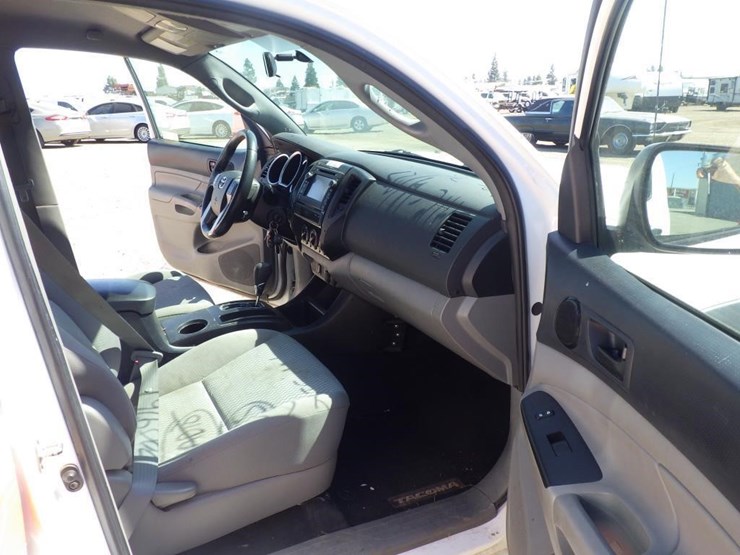 2013-toyota-tacoma-image-8