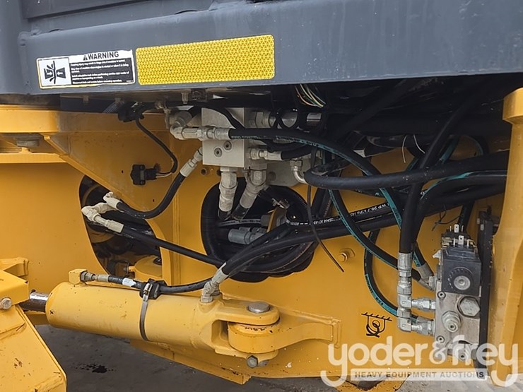 2011-deere-772g-image-29