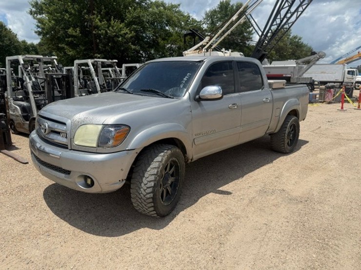 2004-toyota-tundra-image-1