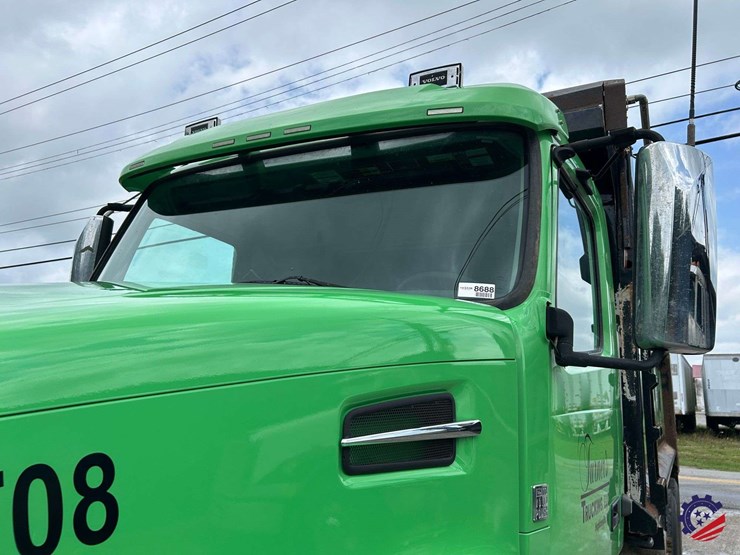 2016-volvo-vhd104b200-image-33