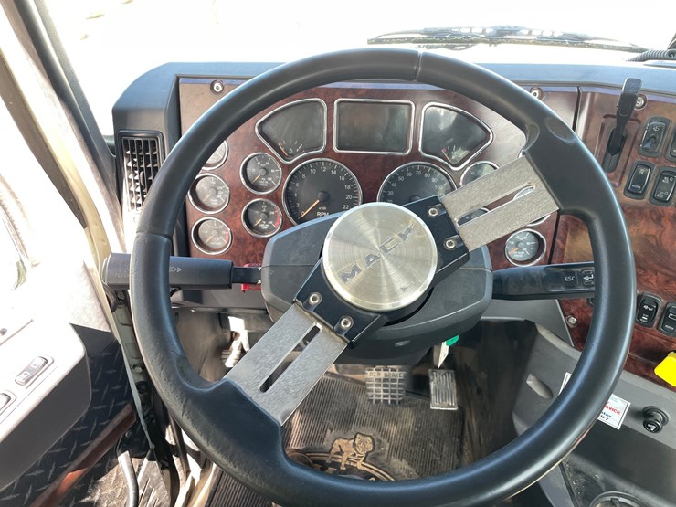 #300-•-2016-mack-day-cab-semi-tractor-(wi-title)-(monona,-wi)-image-46
