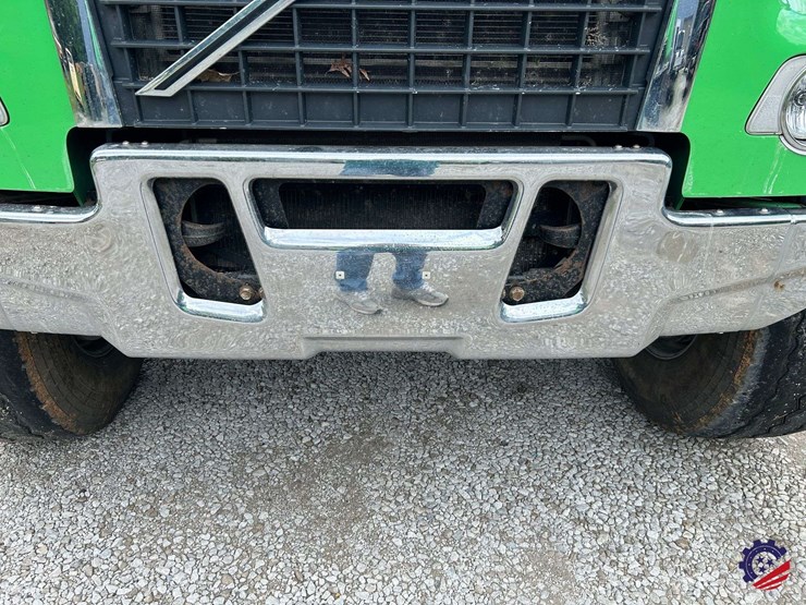2016-volvo-vhd104b200-image-31