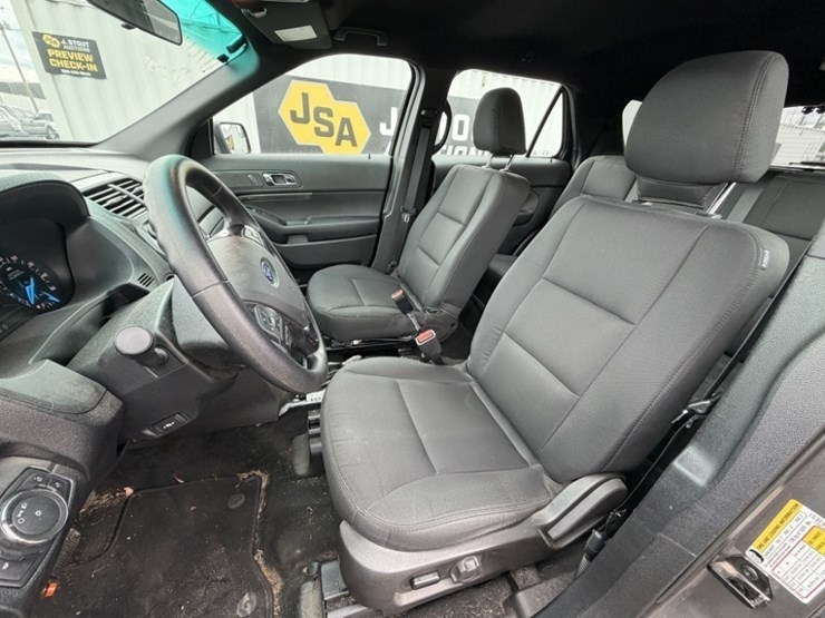 2017-ford-explorer-image-24
