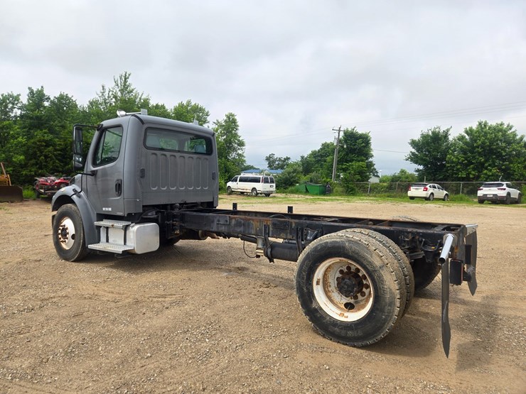 2005-freightliner-m2-106-image-11