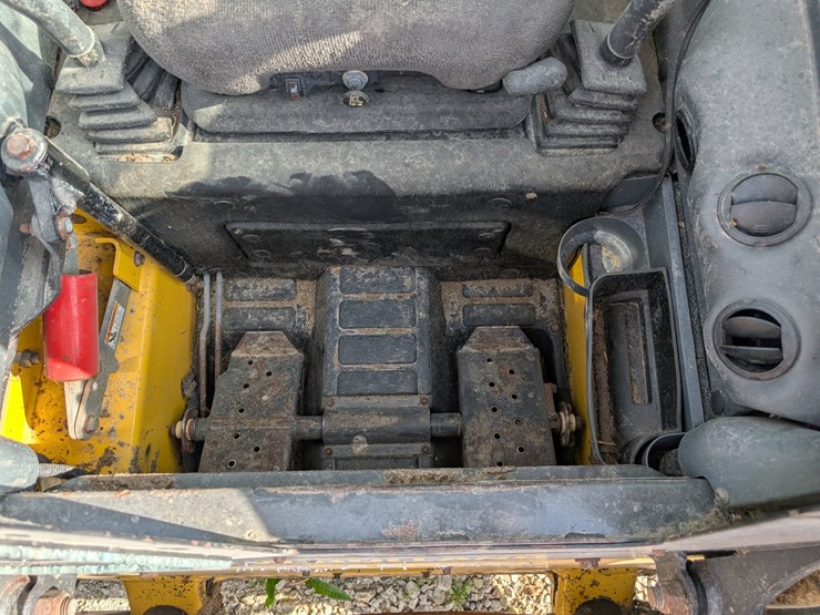 #5455-•-new-holland-218-skid-loader-image-30