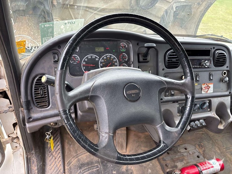 2014-freightliner-m2-106-image-54