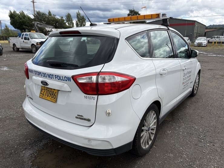 2016-ford-c-max-sel-hybrid-sedan-image-4