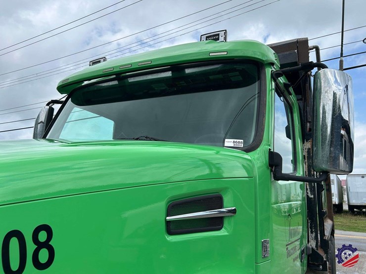 2016-volvo-vhd104b200-image-34