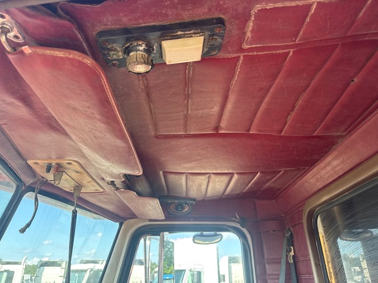 1993-peterbilt-379-image-16