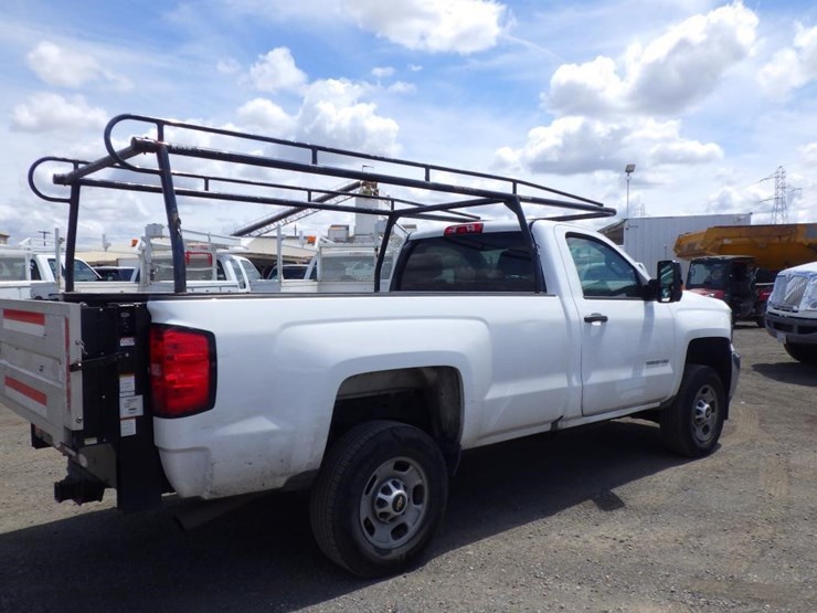 2018-chevrolet-2500-image-3