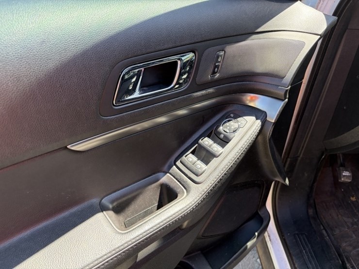 2017-ford-explorer-image-27