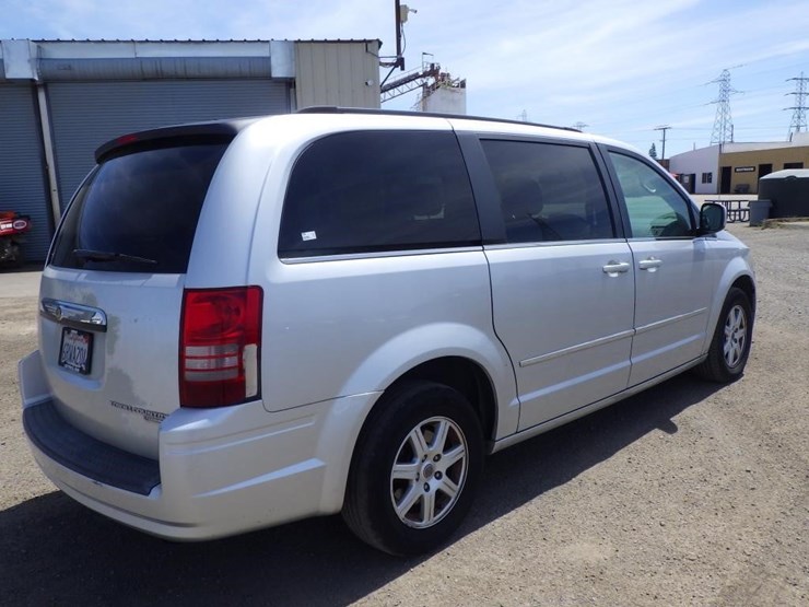 2010-chrysler-town-&-country-image-3
